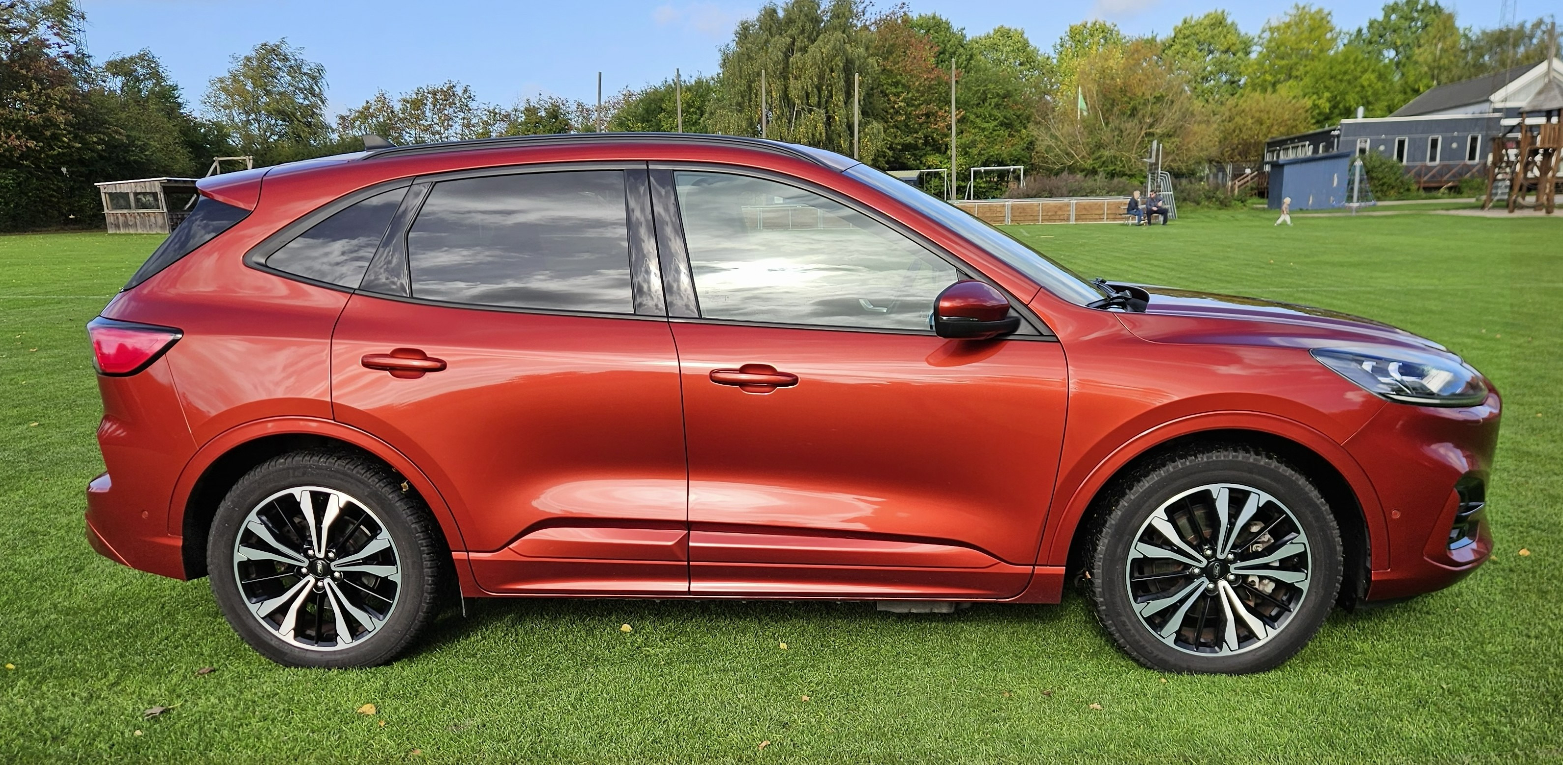 Orange Ford Kuga fra 2020