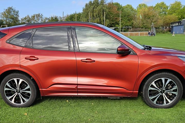 Orange Ford Kuga fra 2020