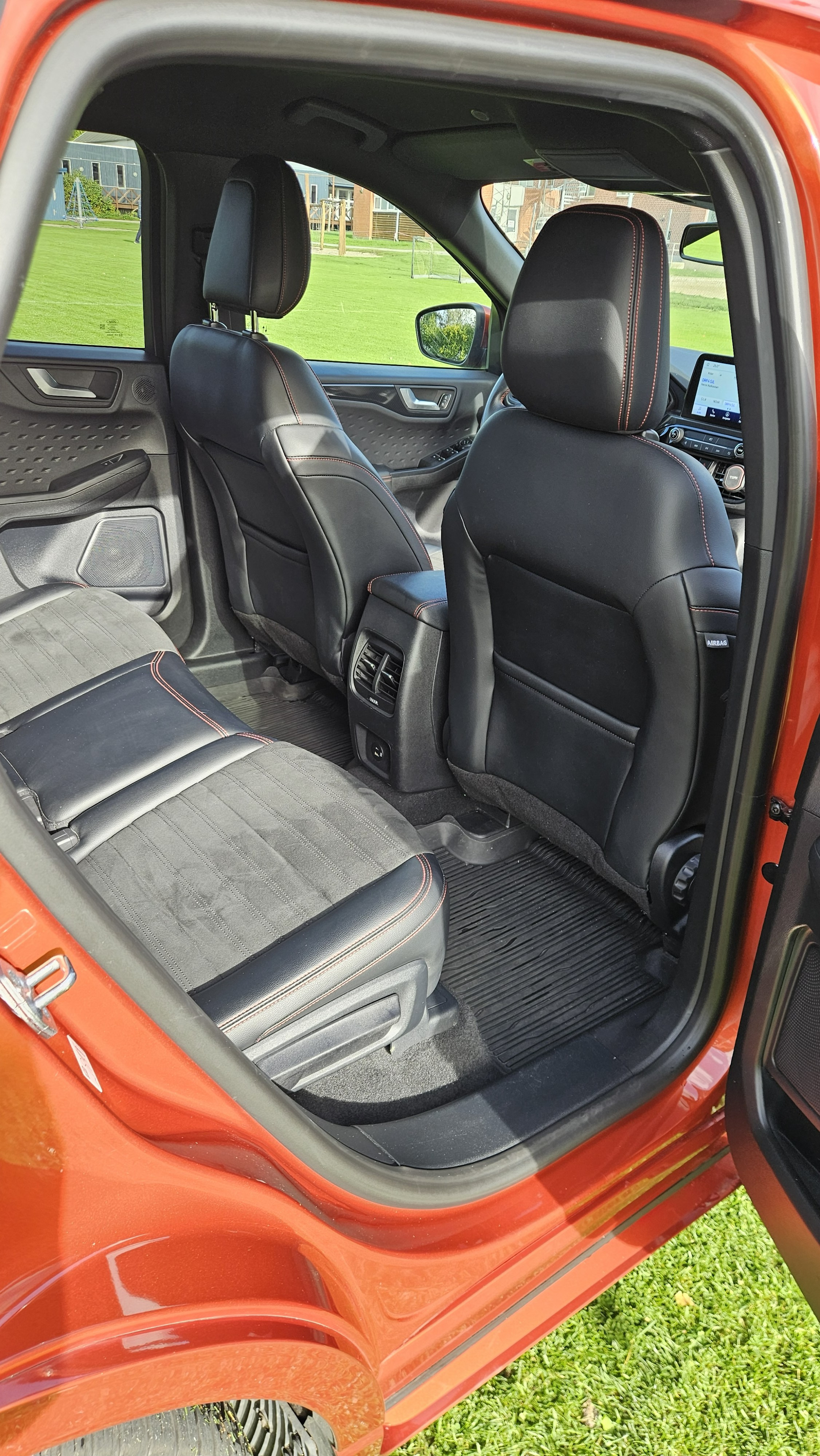 Orange Ford Kuga fra 2020