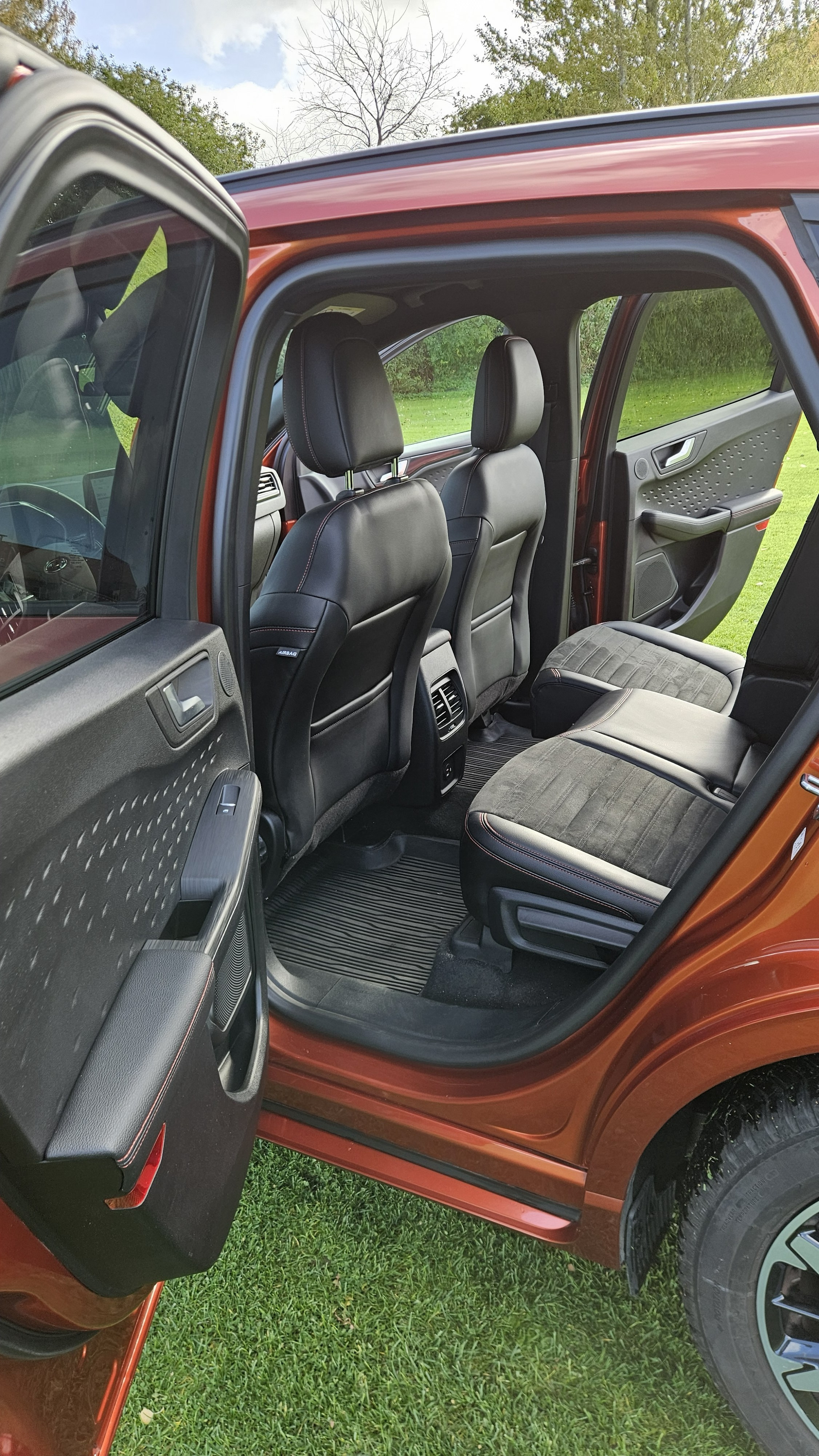 Orange Ford Kuga fra 2020
