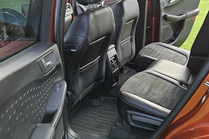 Orange Ford Kuga fra 2020