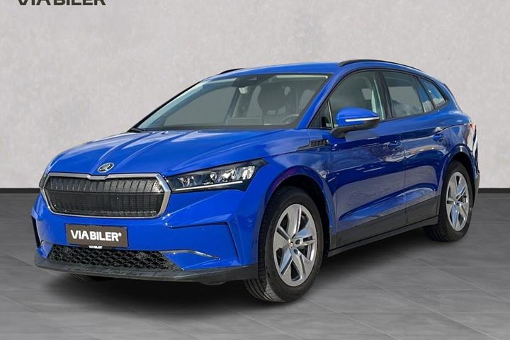 Blå Skoda Enyaq fra 2023 set udefra