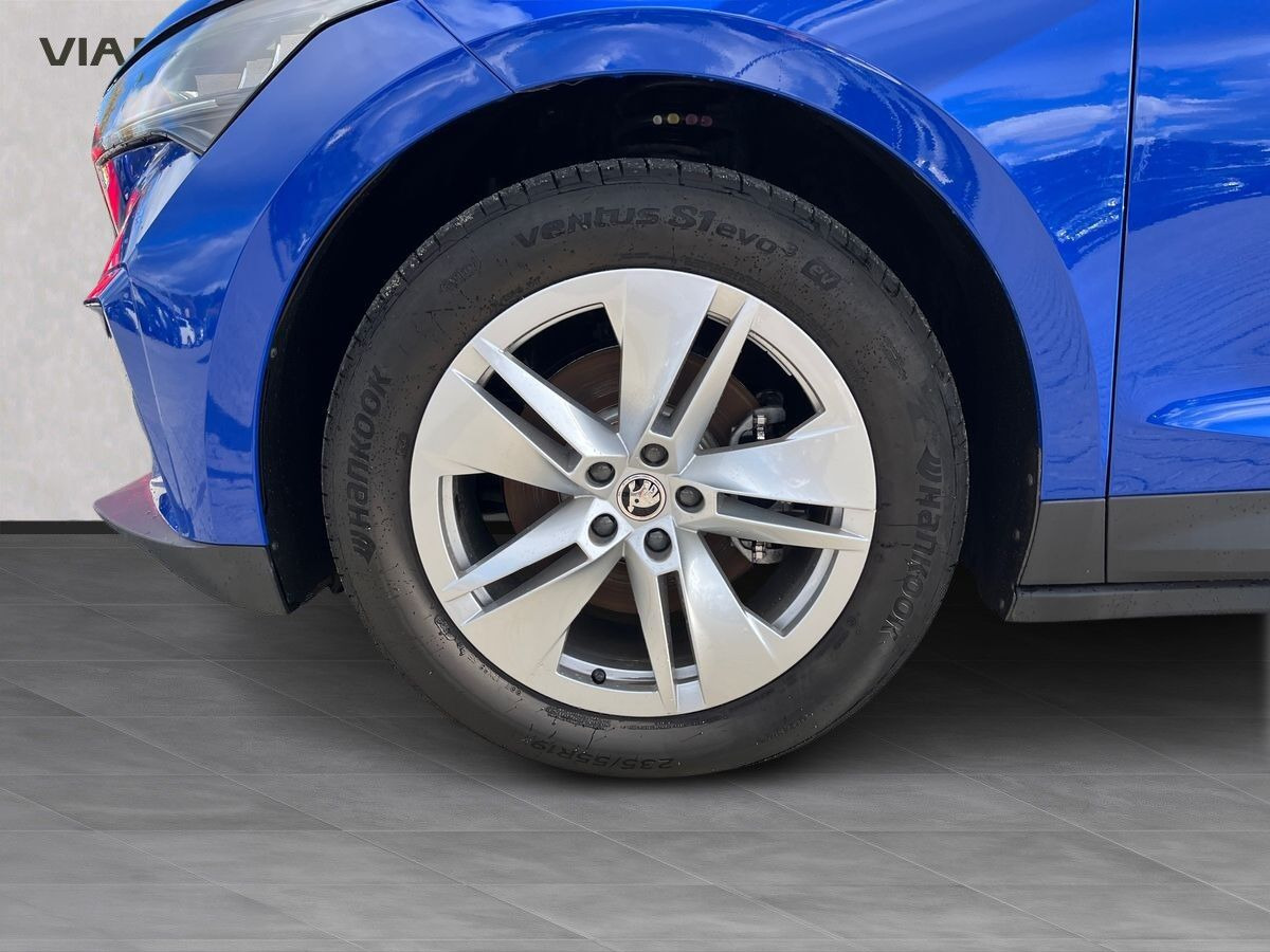Blå Skoda Enyaq fra 2023
