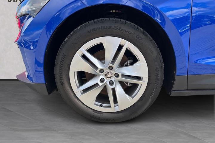 Blå Skoda Enyaq fra 2023