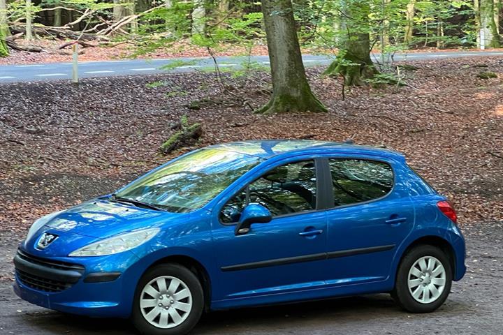 Blå Peugeot 207 fra 2006