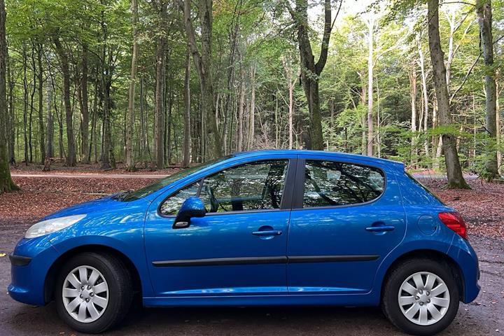 Blå Peugeot 207 fra 2006