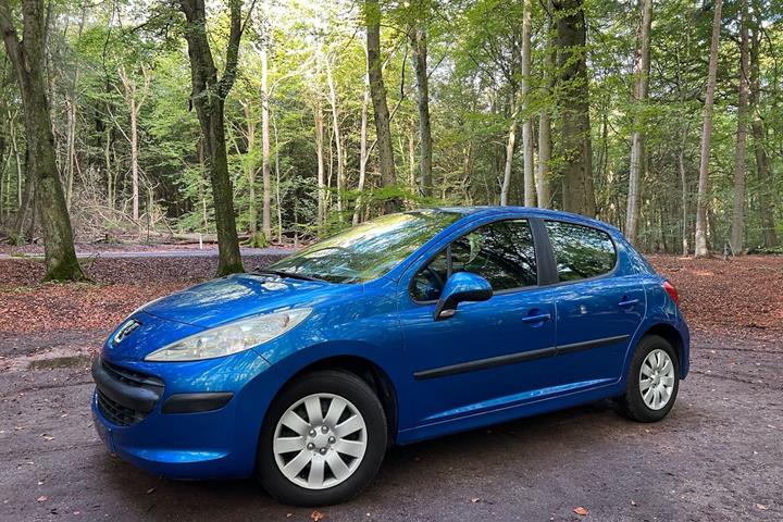 Blå Peugeot 207 fra 2006
