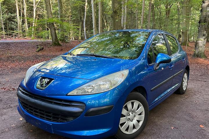 Blå Peugeot 207 fra 2006
