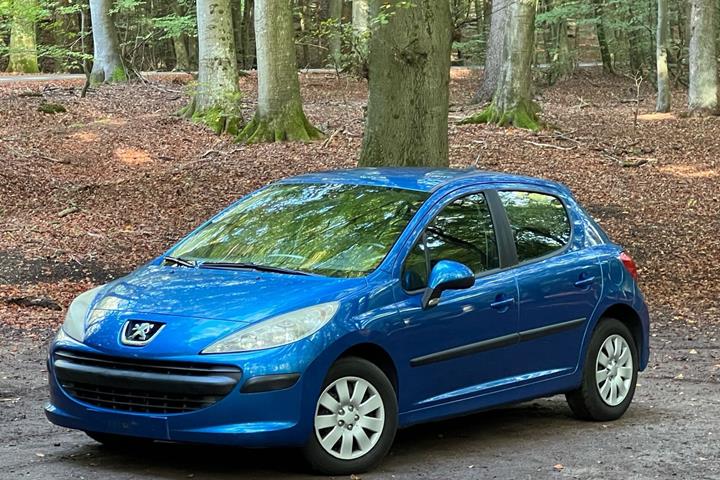 Blå Peugeot 207 fra 2006