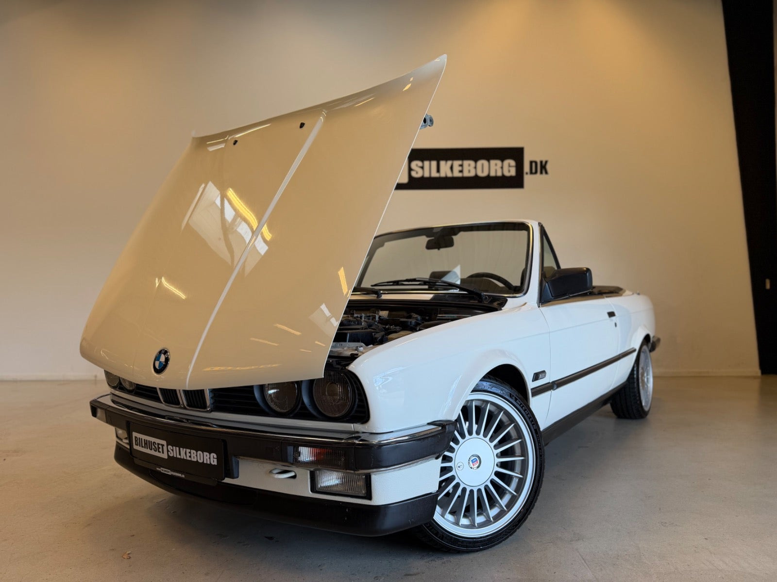 Sort BMW 320i fra 1987