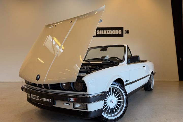 Sort BMW 320i fra 1987