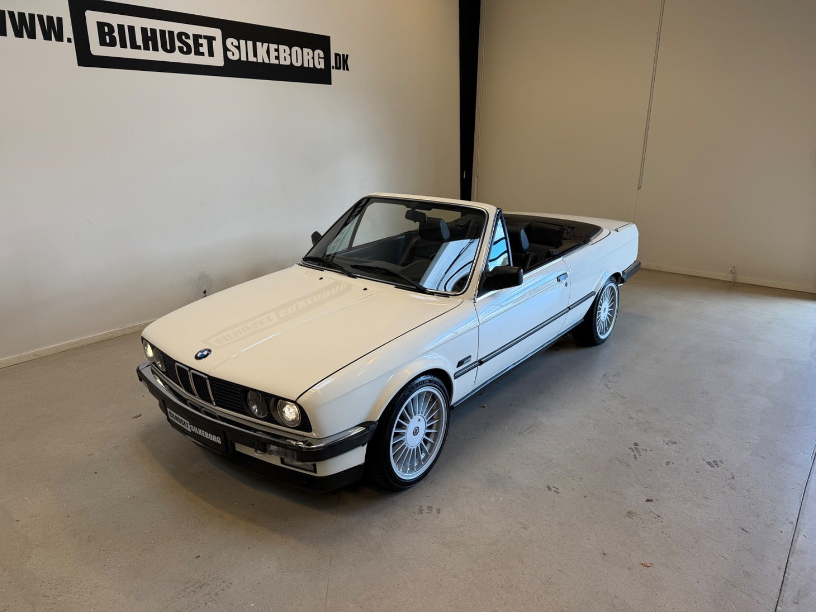 Sort BMW 320i fra 1987