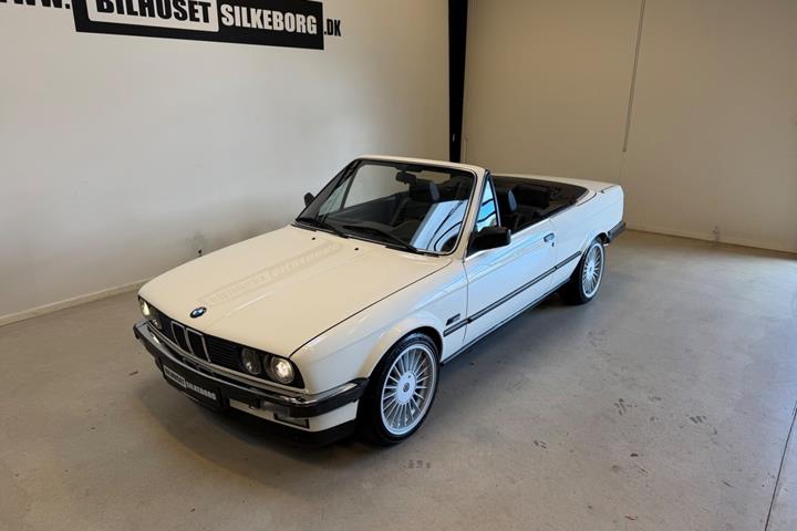 Sort BMW 320i fra 1987