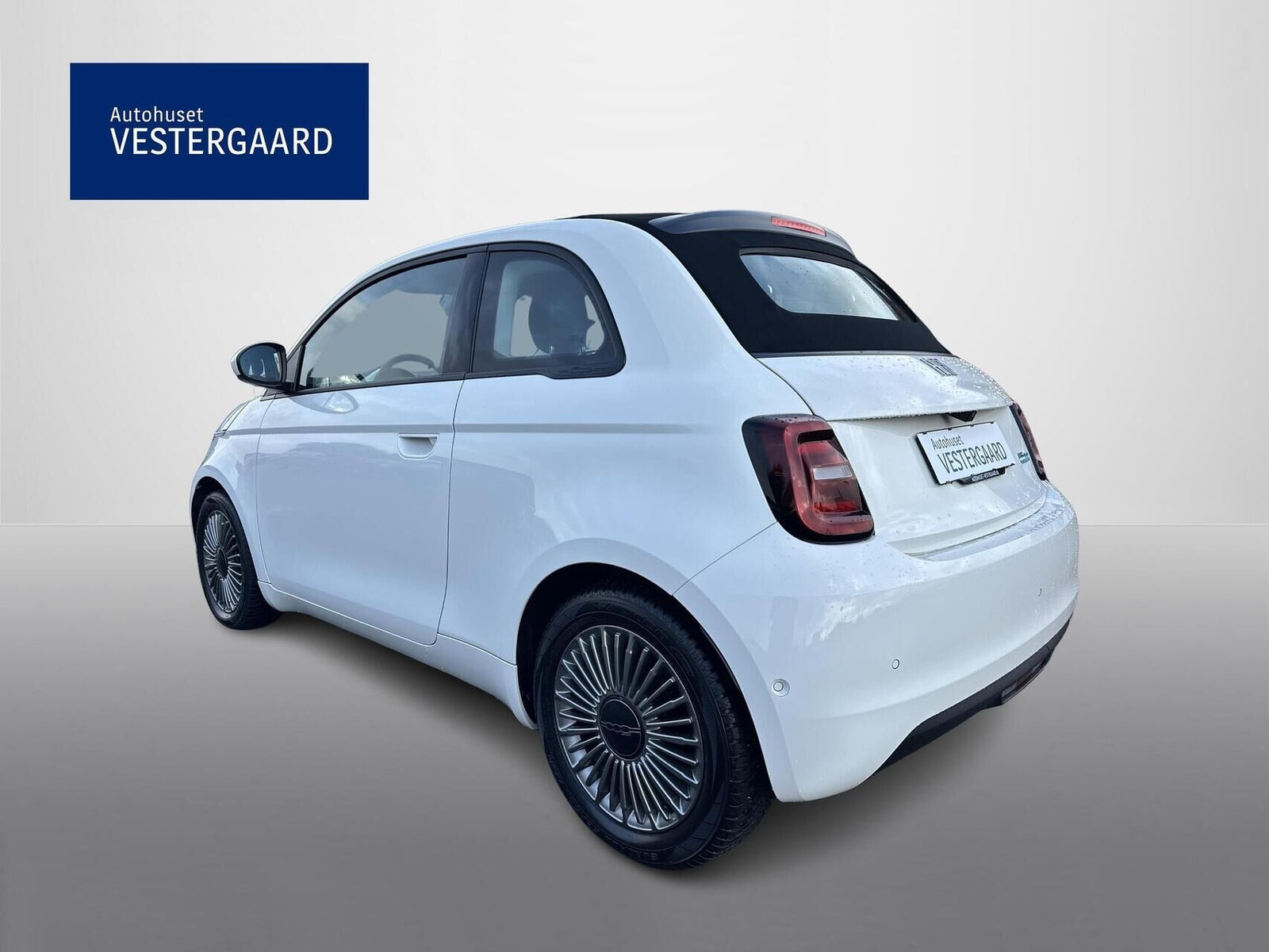 Hvid Fiat 500e fra 2023