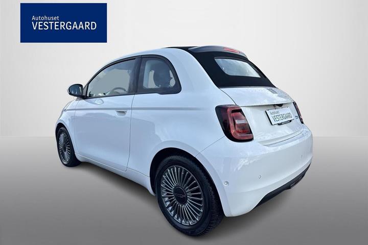 Hvid Fiat 500e fra 2023