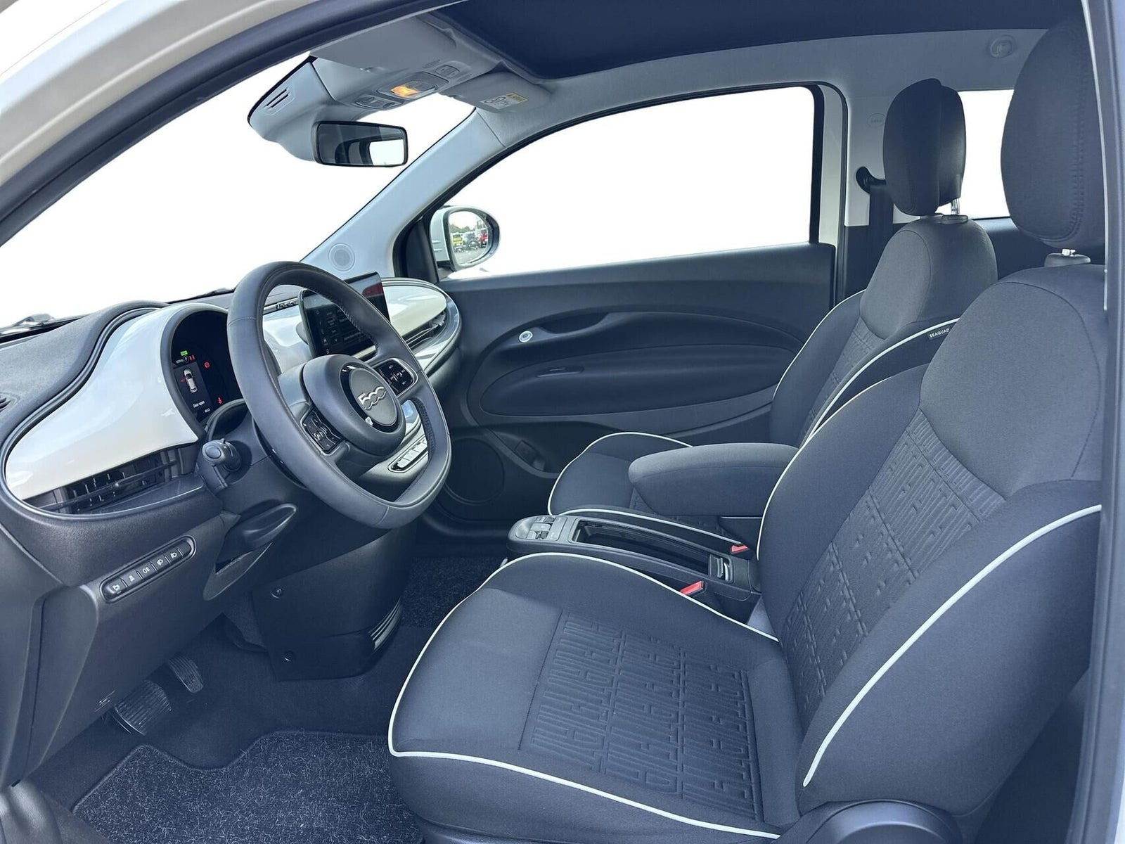 Hvid Fiat 500e fra 2023