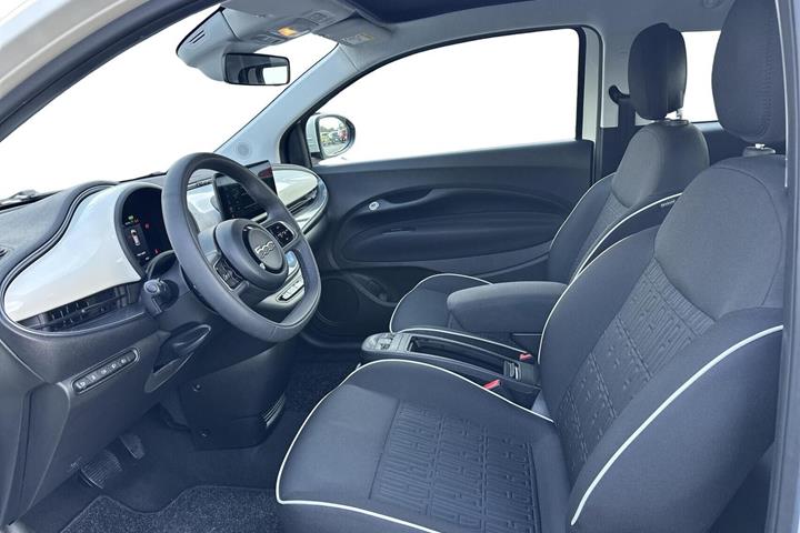 Hvid Fiat 500e fra 2023