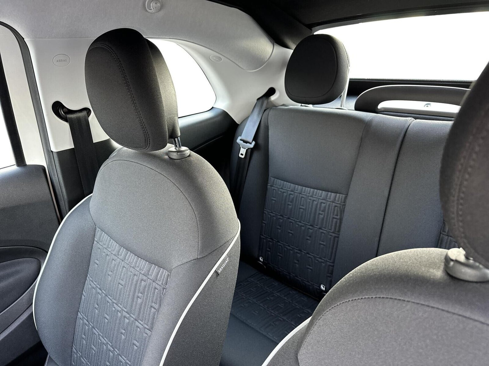 Hvid Fiat 500e fra 2023
