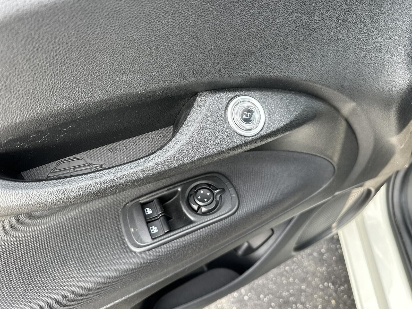 Hvid Fiat 500e fra 2023