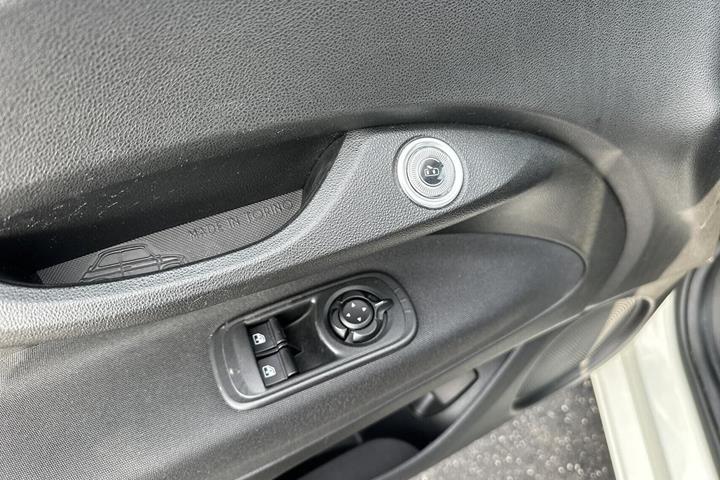 Hvid Fiat 500e fra 2023