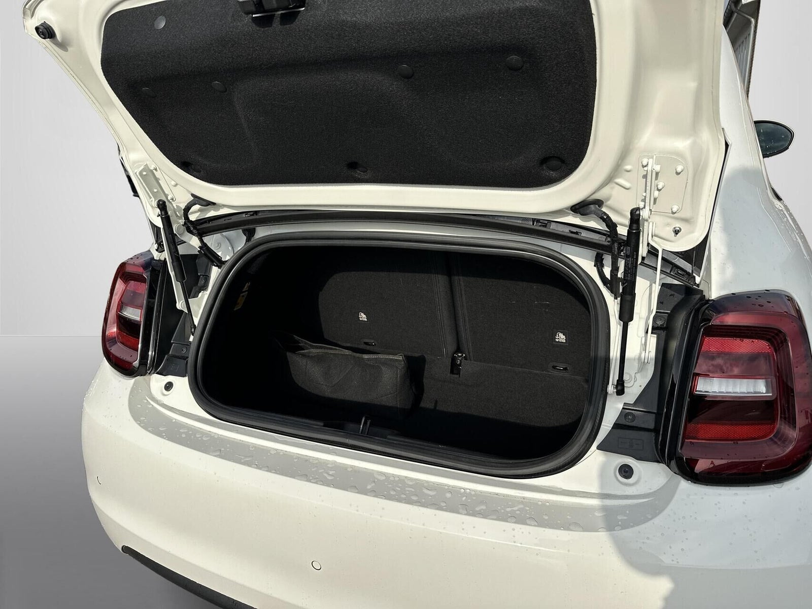 Hvid Fiat 500e fra 2023