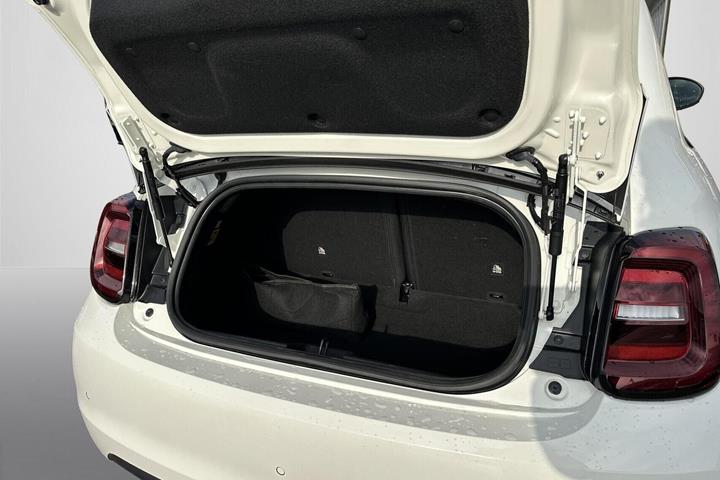 Hvid Fiat 500e fra 2023