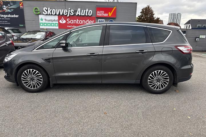 Grå Ford S-MAX fra 2019