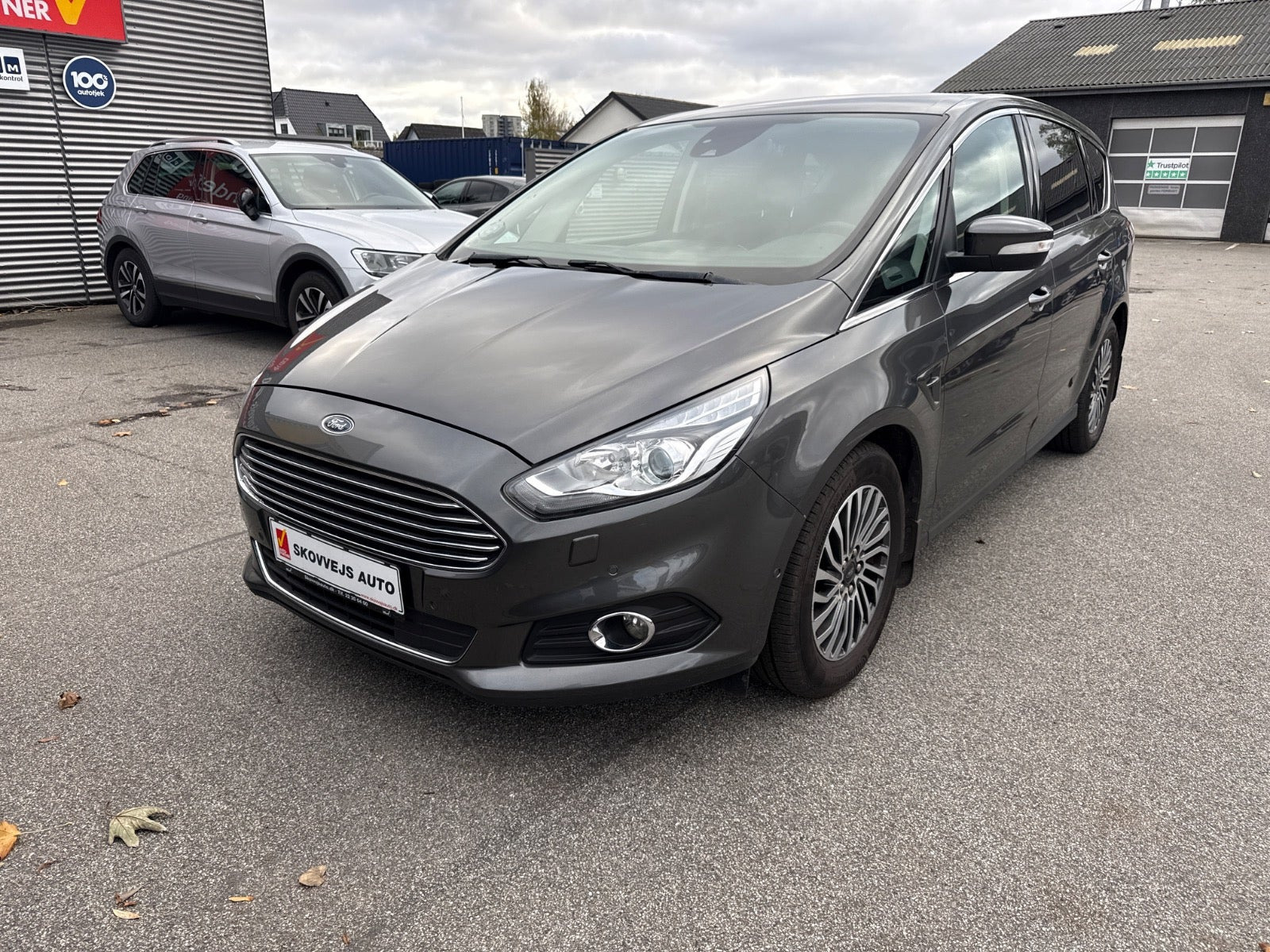 Grå Ford S-MAX fra 2019