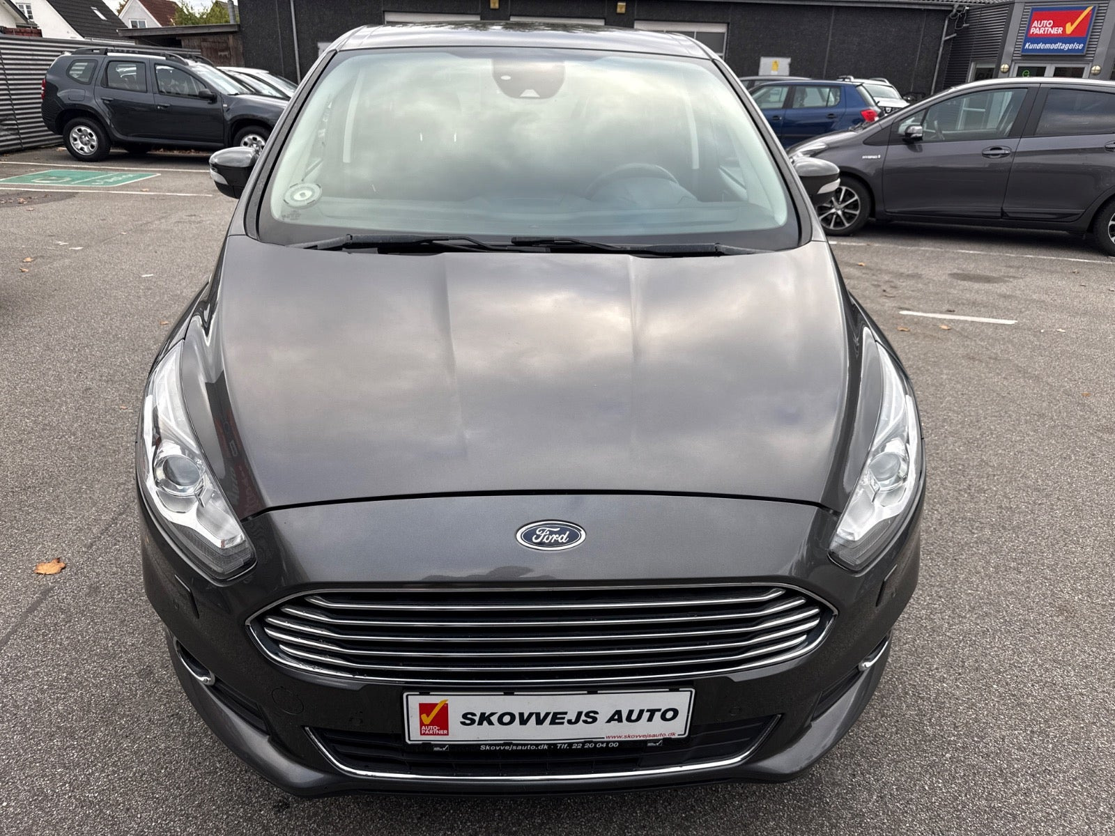 Grå Ford S-MAX fra 2019