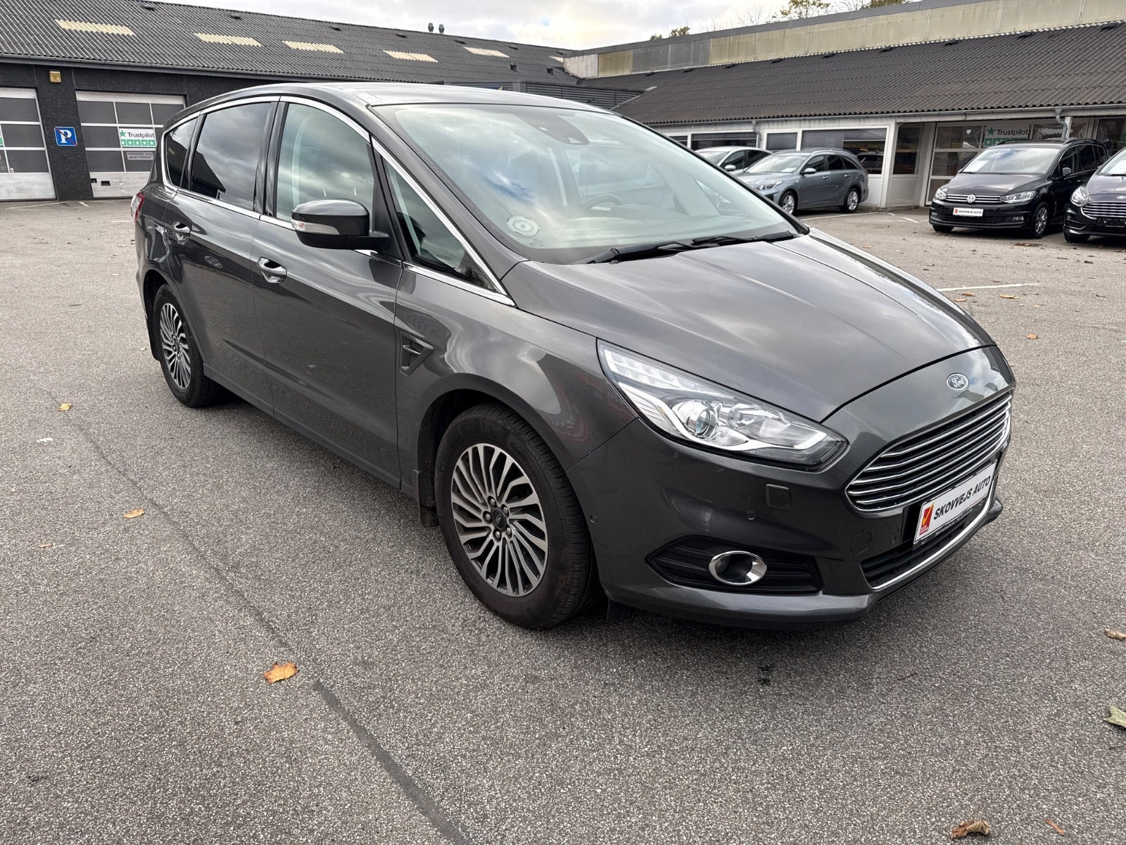 Grå Ford S-MAX fra 2019