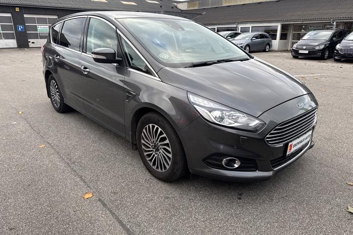 Grå Ford S-MAX fra 2019