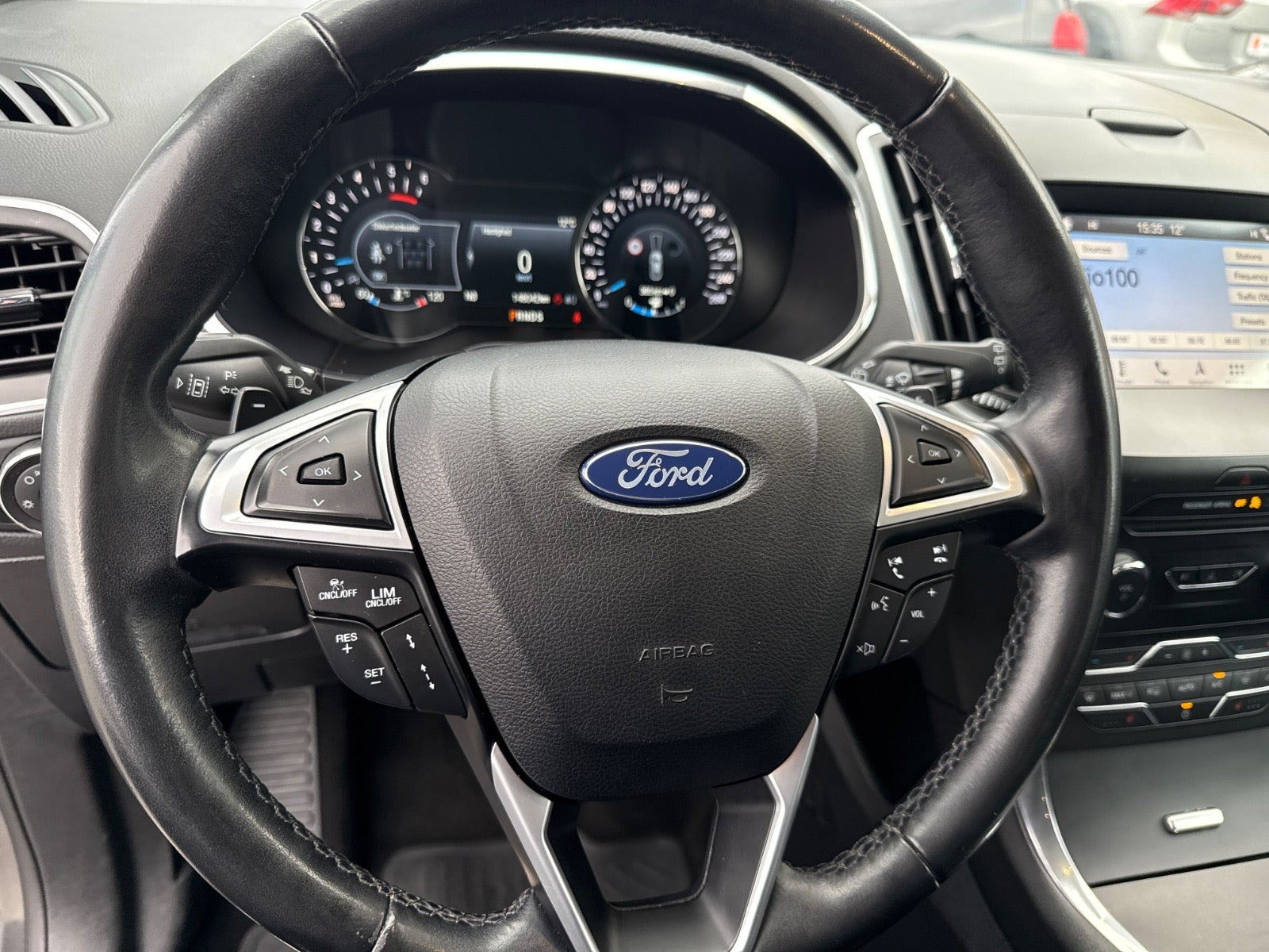 Grå Ford S-MAX fra 2019