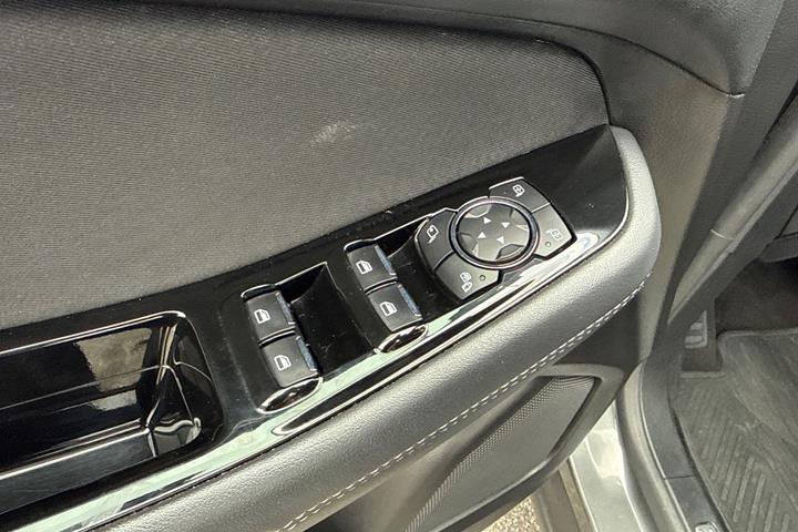 Grå Ford S-MAX fra 2019