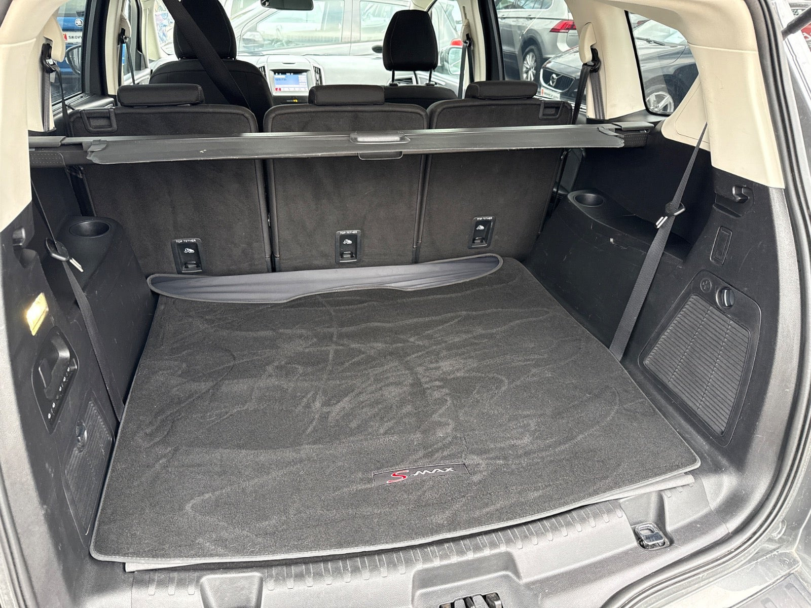 Grå Ford S-MAX fra 2019