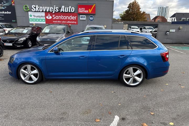 Blå Skoda Octavia fra 2018