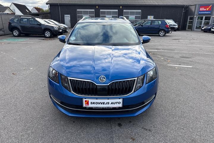 Blå Skoda Octavia fra 2018