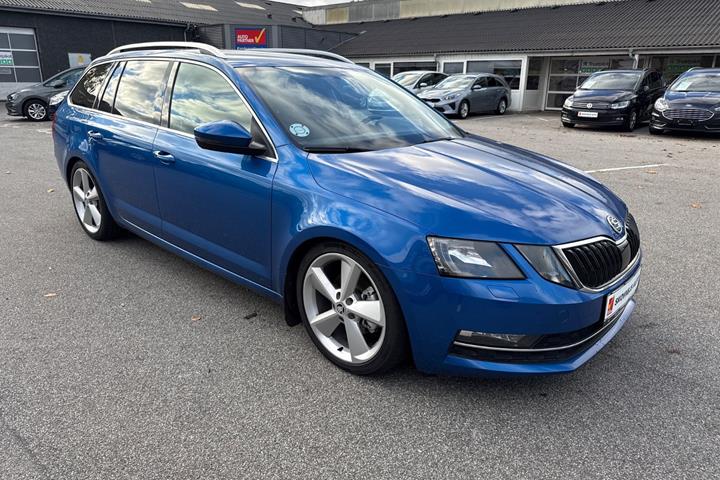 Blå Skoda Octavia fra 2018