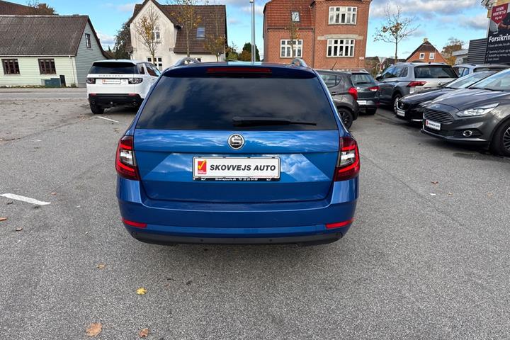 Blå Skoda Octavia fra 2018