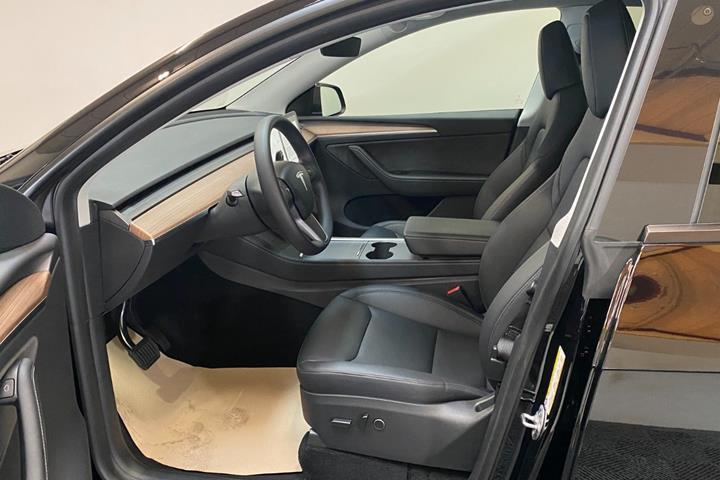 Sort Tesla Model Y fra 2024
