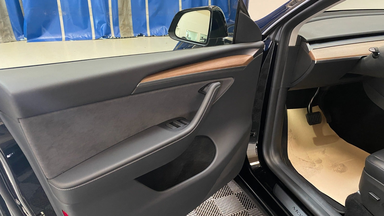 Sort Tesla Model Y fra 2024