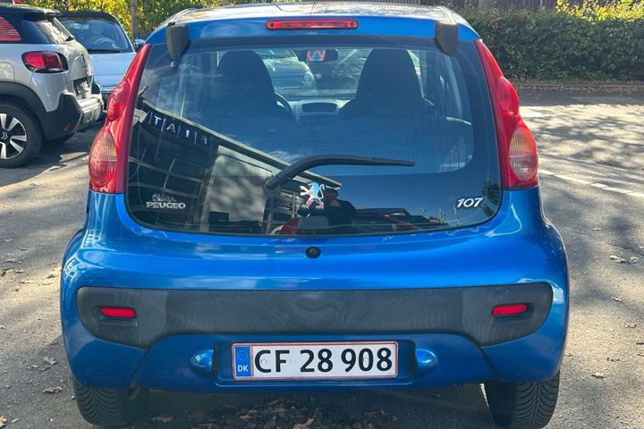 Blå Peugeot 107 fra 2010