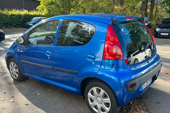 Blå Peugeot 107 fra 2010