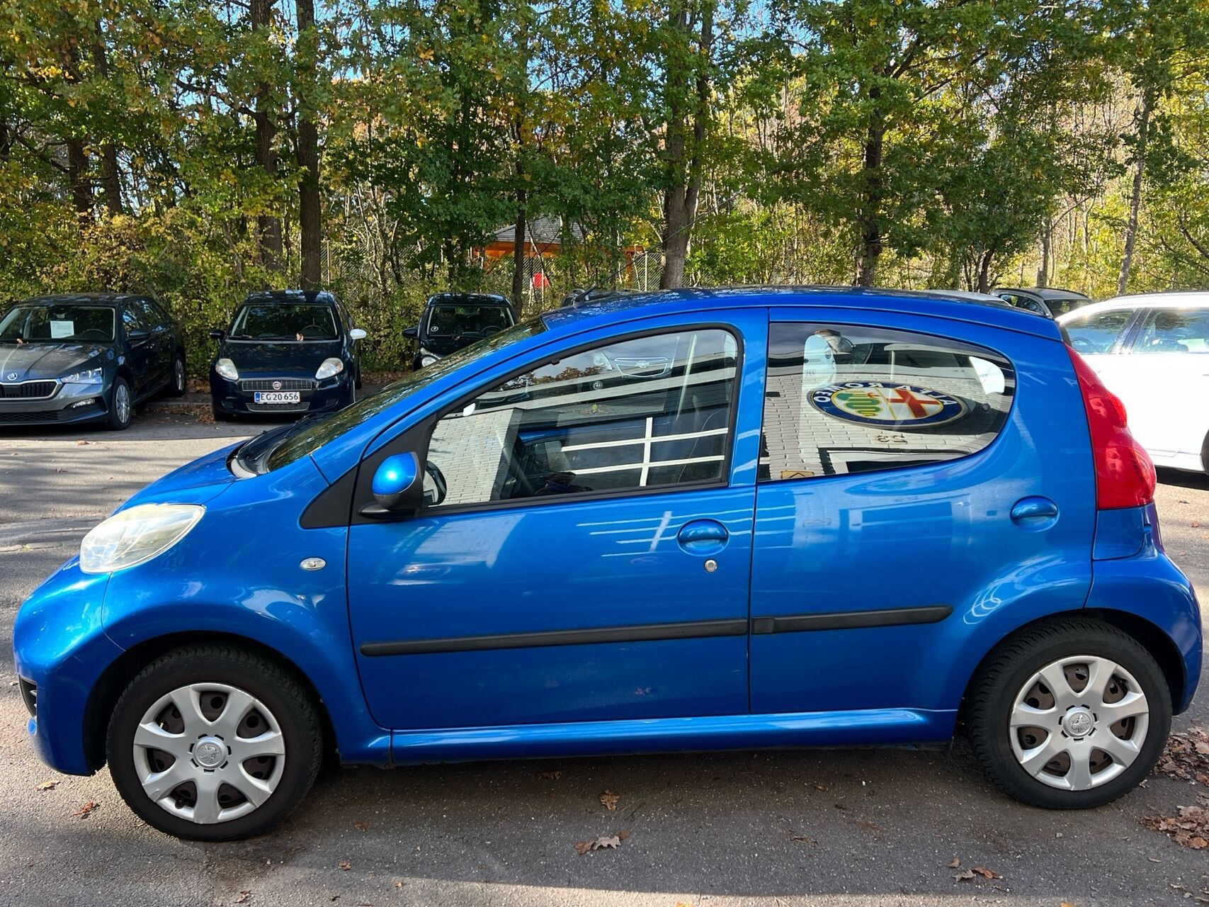 Blå Peugeot 107 fra 2010