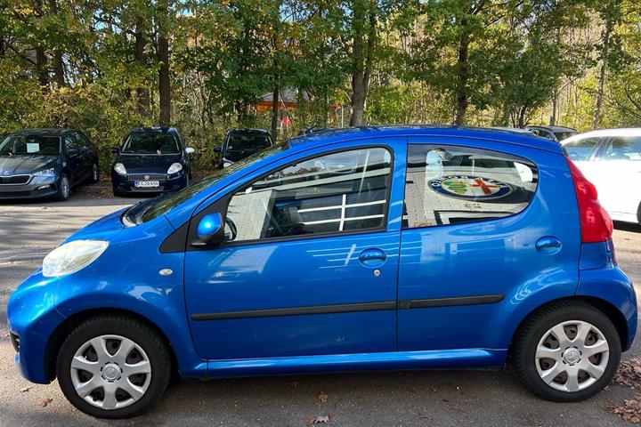 Blå Peugeot 107 fra 2010