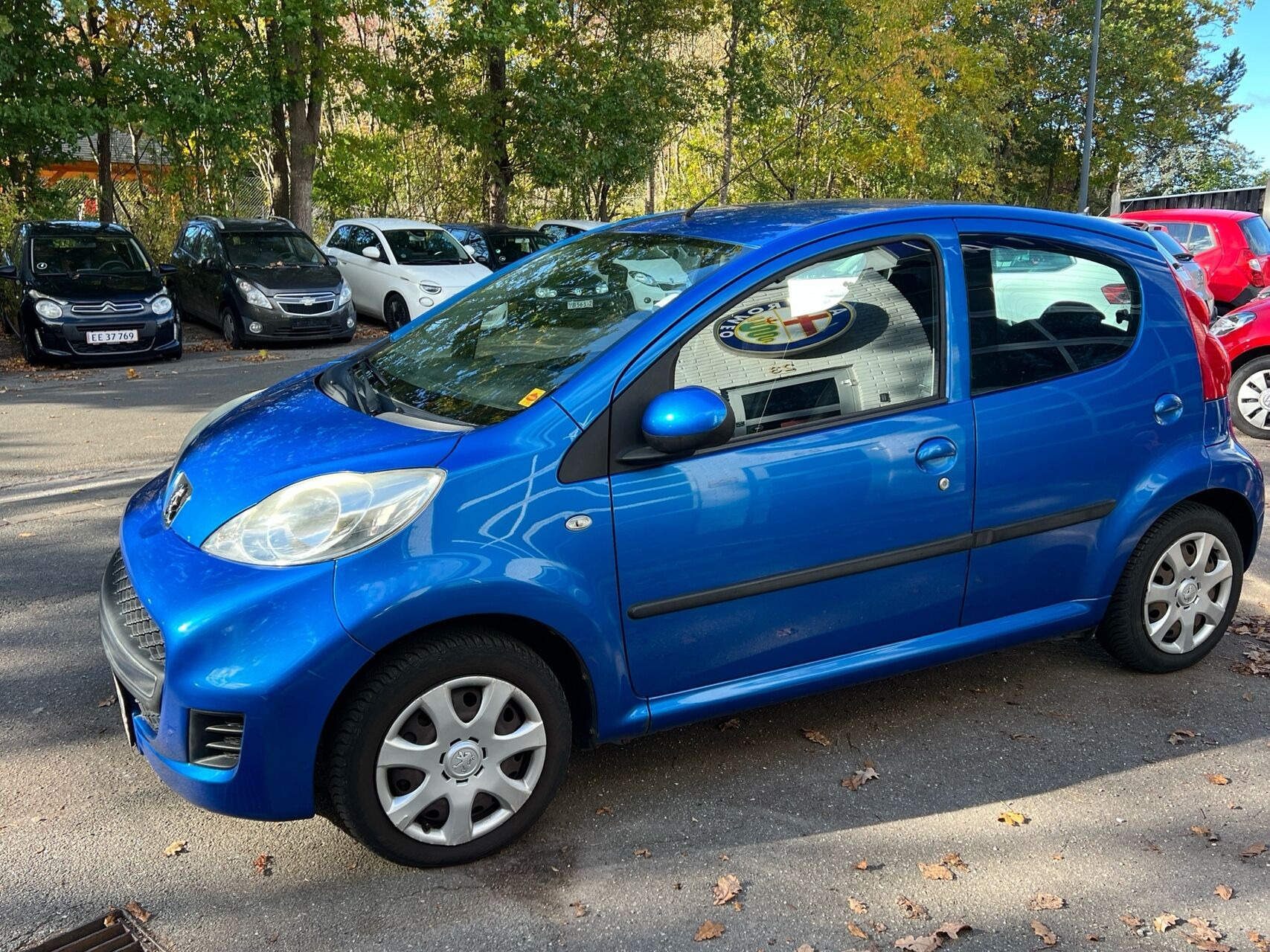 Blå Peugeot 107 fra 2010