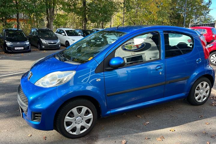 Blå Peugeot 107 fra 2010