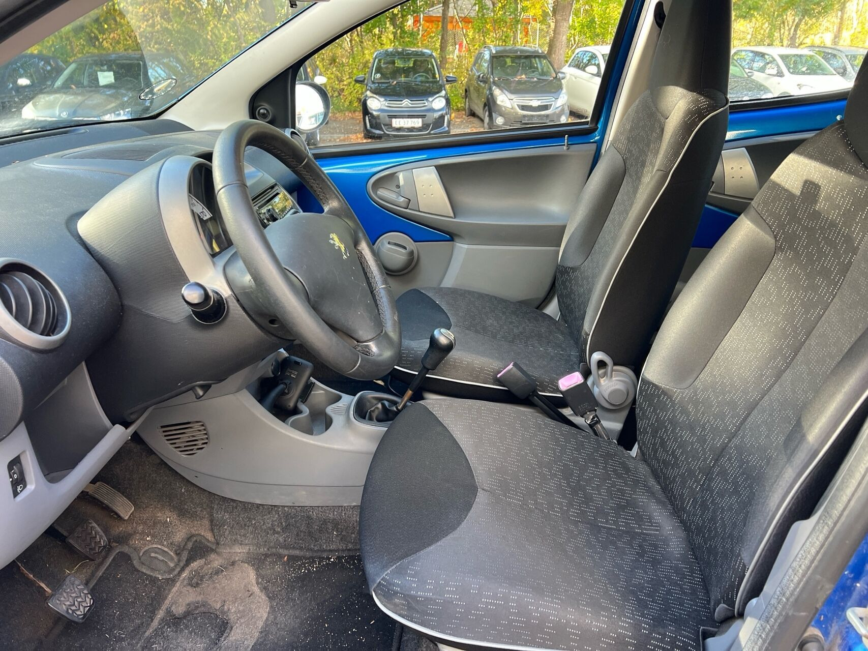 Blå Peugeot 107 fra 2010