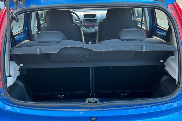 Blå Peugeot 107 fra 2010