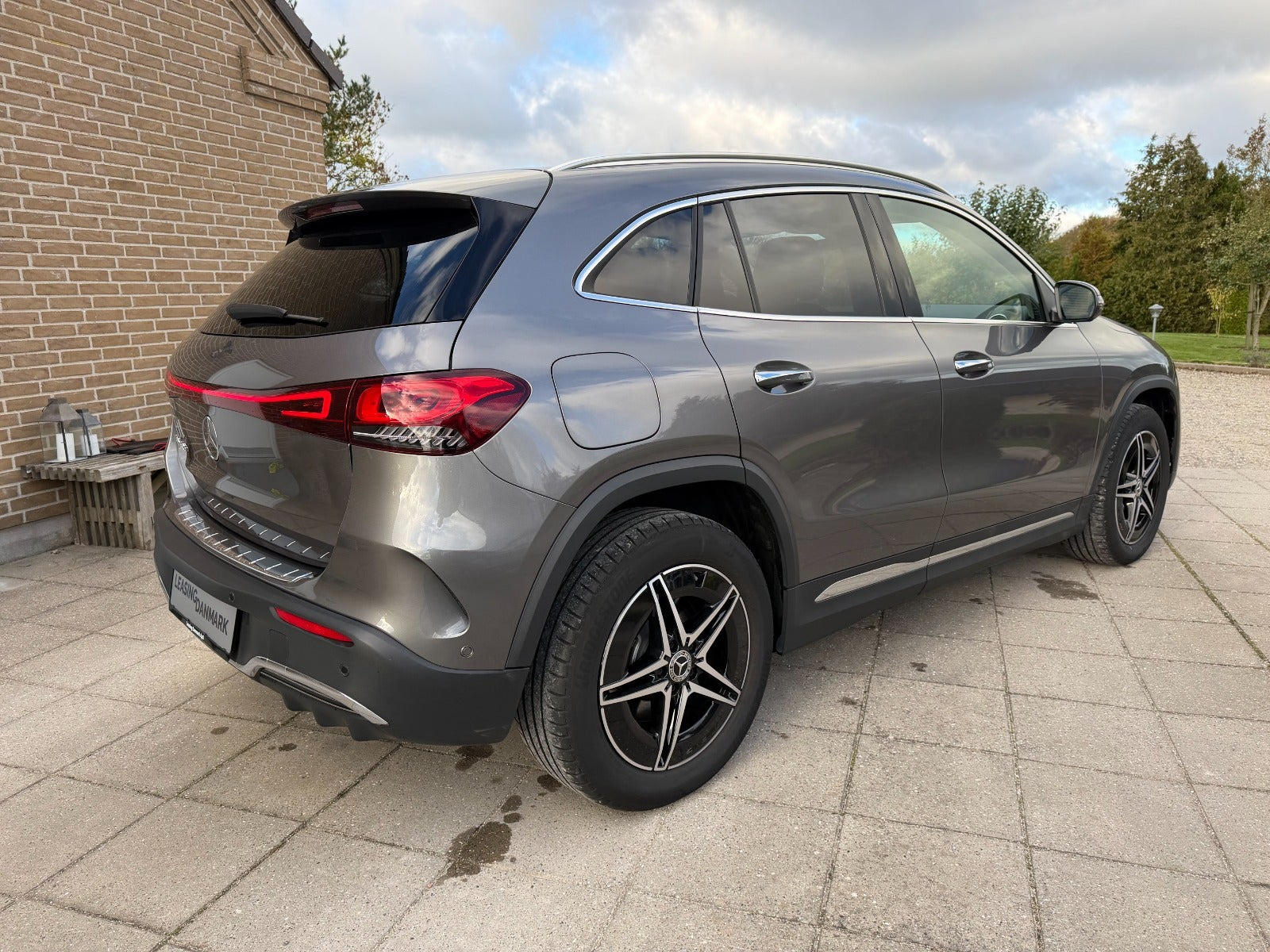 Grå Mercedes EQA250+ fra 2023
