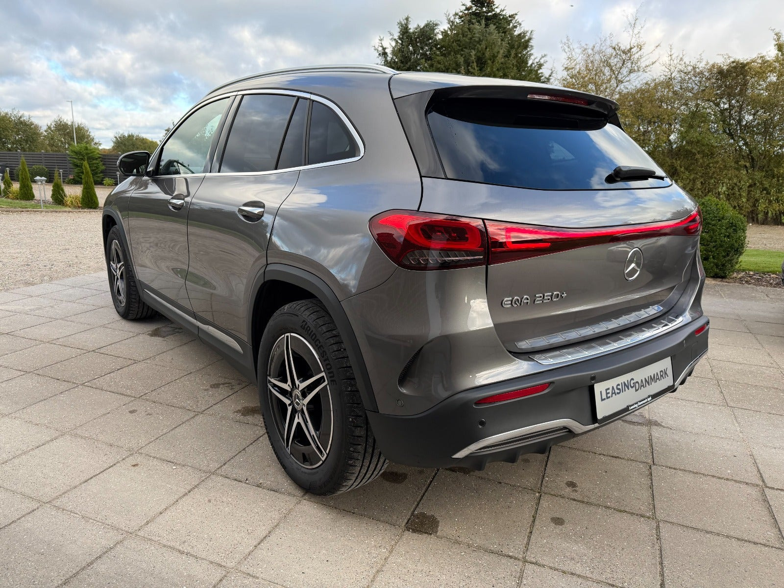 Grå Mercedes EQA250+ fra 2023